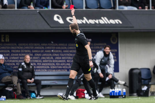 Domare Andreas Dufva-Johansson och Gefles tränare Mikael Bengtsson lämnar planen efter att ha fått rött kort