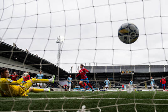 Helsingborgs Taylor Silverholt jublar efter att ha gjort 0-1 bakom Gefles målvakt Oscar Jonsson på straff