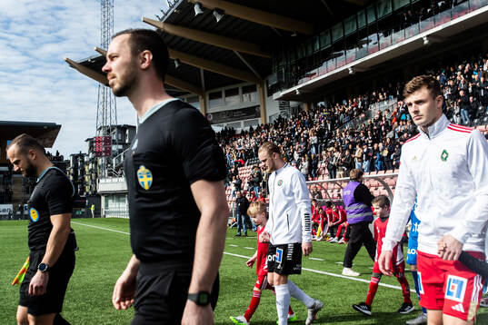 Örebros Kalle Holmberg gör entré med sin son