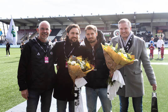 Örebros Kevin Walker och Daniel Björnquist tackas av