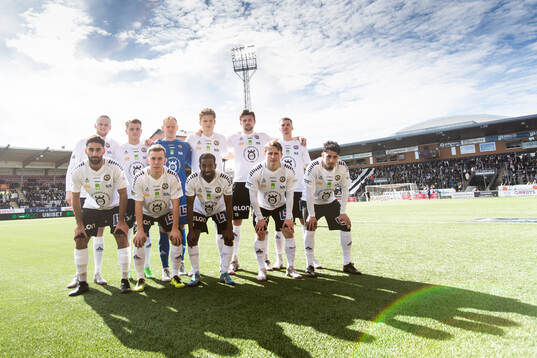 Örebros startelva ställer upp för en lagbild