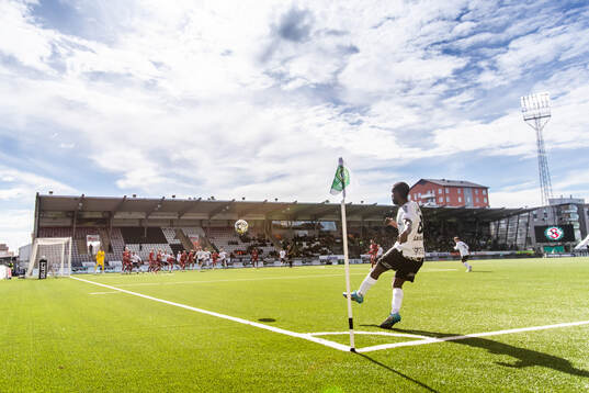 Örebros Mohammed Khalid Saeid slår en hörna