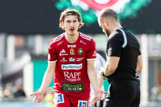 Skövde AIKs Hugo Engström reagerar på ett domslut