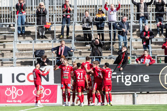 Skövde AIKs Mikael Mörk jublar med lagkamrater efter 0-1 målet