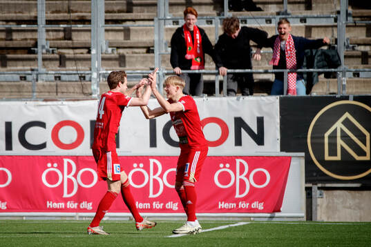Skövde AIKs Mikael Mörk och Emil Skillermo jublar vid 0-1
