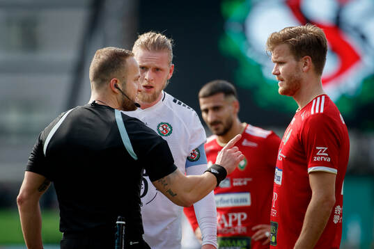 Domare Rinon Hasani, Örebros Kalle Holmberg och Skövde AIKs Elias Lindell
