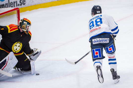 Karlskogas Jesper Kokkonen gör 2-0 bakom Brynäs målvakt