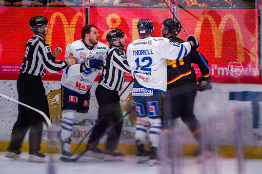 Karlskogas Viktor Lennartsson i gruff med Brynäs Greg Scott