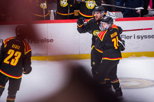 Brynäs Jack Kopacka och Chad Billins jublar