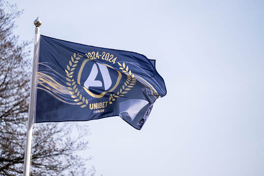 Allsvenskans flagga med jubileums krans