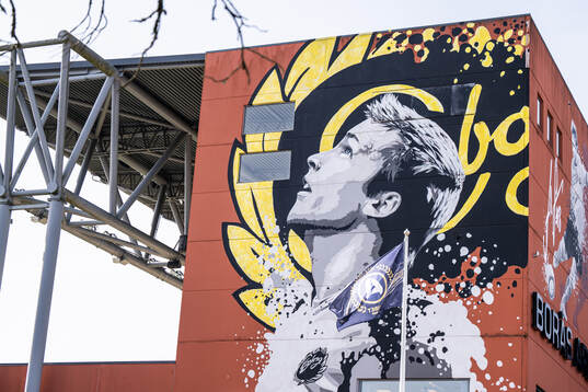 Detaljbild Borås Arena med muralmålning föreställande Anders Svensson