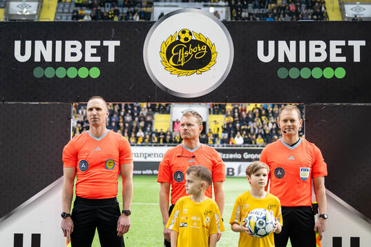 Domare Fredrik Klitte med assisterande domarna Pär Leek och Marcus Lundgren Klitte