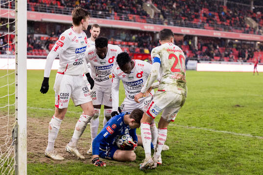 Degerfors målvakt Wille Jakobsson jublar med lagkamrater efter att han räddat en straff