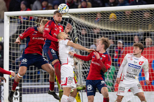 Östers Ivan Kricak i kamp med Degerfors Pashang Abdulla