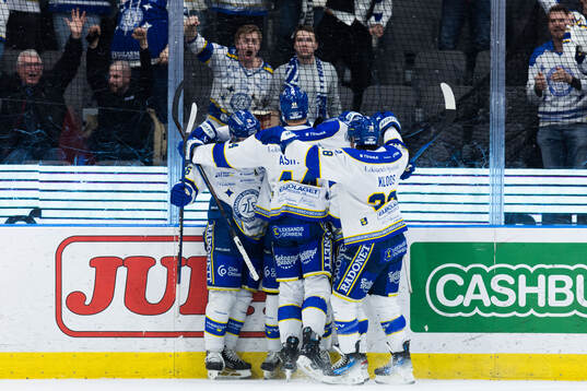 Leksands Olle Alsing jublar med lagkamrater