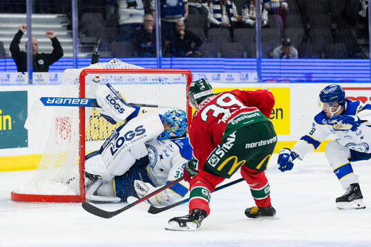 Frölundas Mikael Ruohomaa gör 3-2 bakom Leksands målvakt
