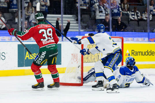 Frölundas Mikael Ruohomaa gör 3-2 bakom Leksands målvakt