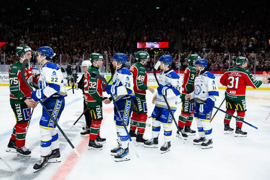 Frölundas och Leksands spelare tackar varandra
