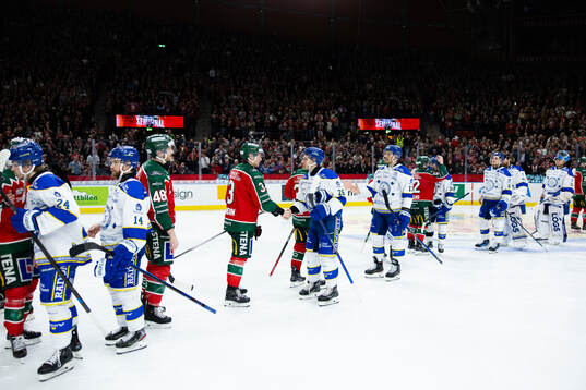 Frölundas och Leksands spelare tackar varandra