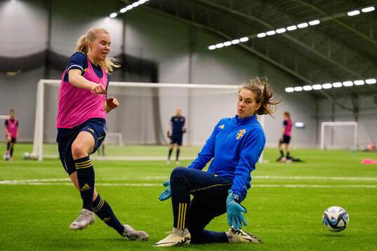Stina Dahlman och målvakt Nellie Markovic