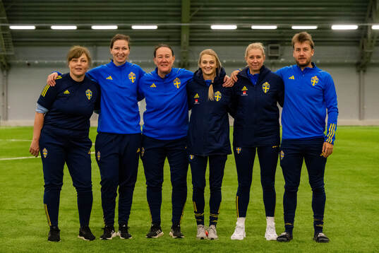  Marie Svensson, tränare, Gudbjörg Gunnarsdottir, målvaktstränare,Annelie Norén, förbundskapten,  Lynn Nickerson, fysioterapeut, Mikaela Johansson, fysioterapeut och Lucas Skoog, fystränareefter en träning med det svenska F18-landslaget i fotboll den 3 april 2024 i Stockholm. 