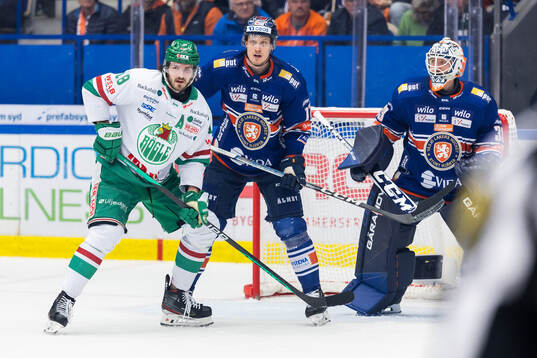 Rögles Dennis Everberg med Växjös Gabriel Carlsson och