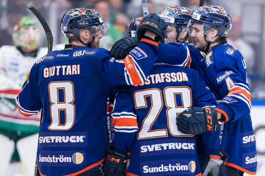 Växjös Zachary Giuttari jublar med lagkamrater
