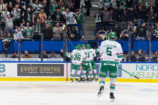 Rögles Rodrigo Abols jublar med lagkamrater