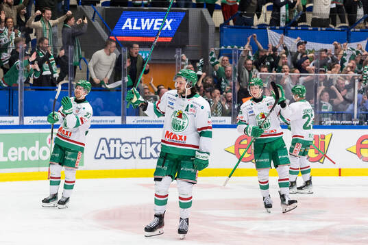 Rögles Dennis Everberg och lagkamrater jublar