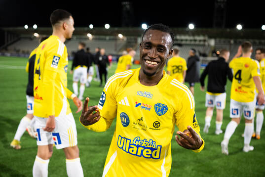 Falkenbergs FFs Wanbe Godwin Aguda jublar efter slutsignalen