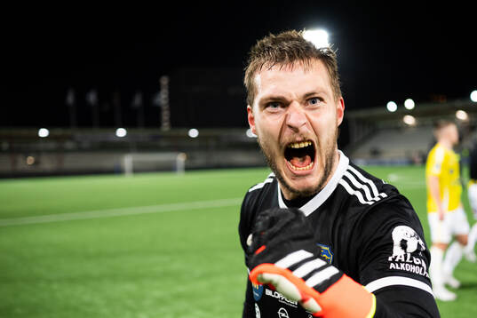 Falkenbergs målvakt Anton Andersson jublar efter slutsignalen