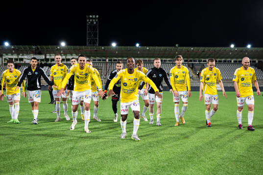 Falkenbergs FFs Wanbe Godwin Aguda och Isaac Shears jublar efter slutsignalen