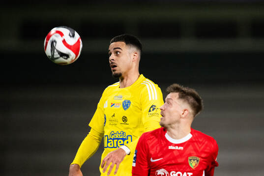 Ariana FCs Rasmus Lindkvist och Falkenbergs FFs Isaac Shears