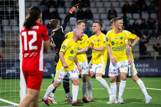 Falkenbergs FFs målvakt Anton Andersson jublar efter straffräddning