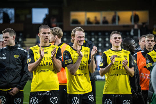 Mjällbys Arvid Brorsson, Alexander Johansson och Elliot Stroud jublar