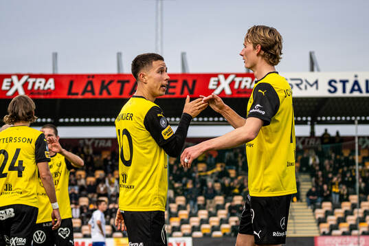 Mjällbys Nicklas Røjkjær och Alexander Johansson jublar efter 3-0