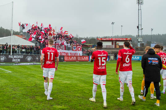 Degerfors jublar med supportar