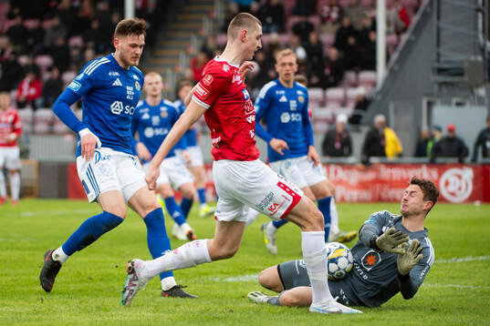 Degerfors Adi Fisic och GIF Sundsvalls målvakt Jonas Olsson