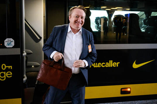 AIKs presschef Stefan Mellerborg anländer till arenan