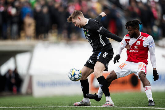 Örebros Niclas Bergmark och Sandvikens IFs John Junior Igbarumah