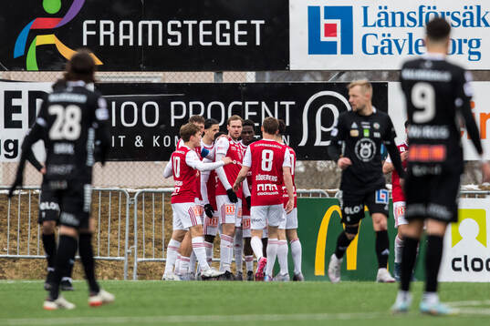 Sandvikens IFs Calvin Kabuye jublar 2-1