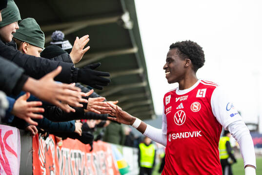 Sandvikens IFs Calvin Kabuye jublar med publiken