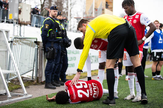 Sandvikens IFs Calvin Kabuye har ont