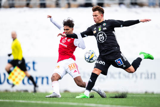 Sandvikens IFs Jonathan Karlsson och Örebros Tobias Bjørnstad