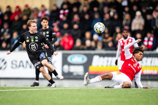 Örebros Victor Backman och Sandvikens IFs Jonathan Karlsson