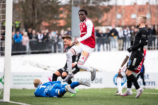 Sandvikens IFs Calvin Kabuye jublar