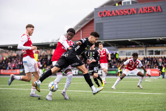 Sandvikens IFs Calvin Kabuye och Örebros Peter Gwargis