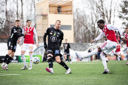 Örebros Sebastian Crona och Sandvikens IFs Calvin Kabuye