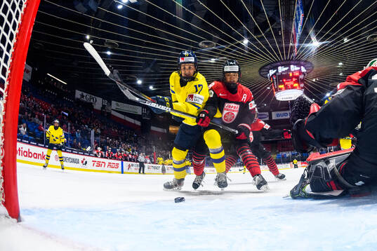 Sofie Lundin of Sweden and Akane Hosoyamada of Japan