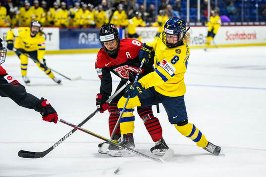 Akane Hosoyamada of Japan and Hilda Svensson of Sweden